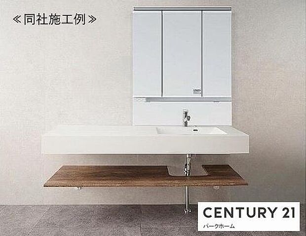 【洗面所】大型三面鏡キャビネットで化粧品などの小物類もしっかりと収納できます。衣類やタオルの片づけも出来るスペースもございます！