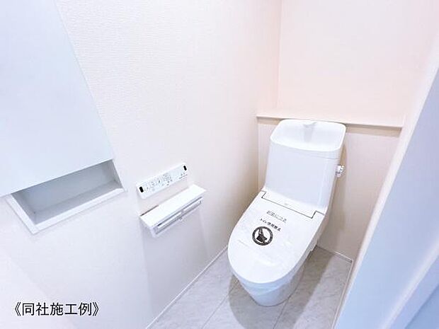 【トイレ】ほっと落ち着くような空間で、ゆったりとお使い頂けます!収納も完備です!