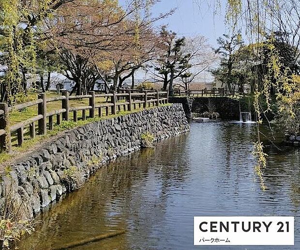 鳩の森公園まで830m、守山市にある比較的大きな公園です。大きな木も多く、自然もたっぷり!公園の中には「蛍池」と名付けられた池もあります。