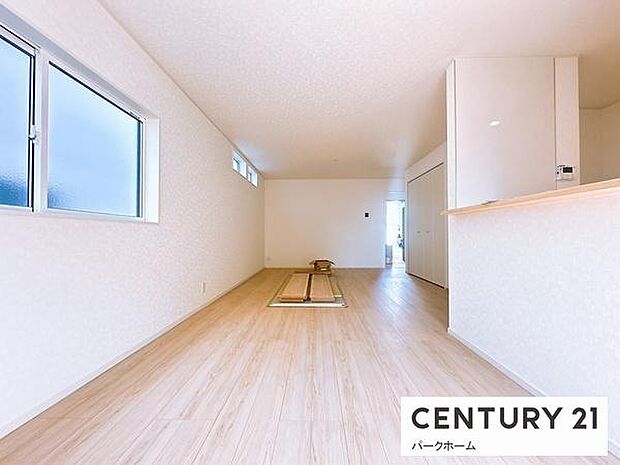 生活の中心となるLDKは対面キッチンタイプのゆったりサイズ。生活動線をワンフロアに集中させることで、ご家族が自然と集まる空間を設計から実現しました。