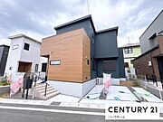 ダークカラーを基調に、温かみのある木目調サイディングを大胆にあしらった、都会的でモダンな外観が特徴です