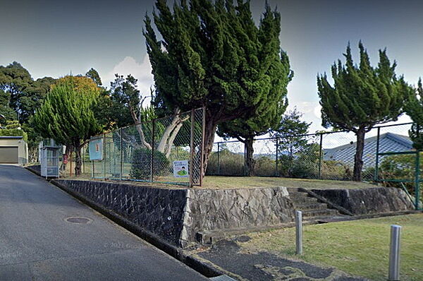 寺津児童公園まで845m、少し狭いですが、緑豊かな公園です。