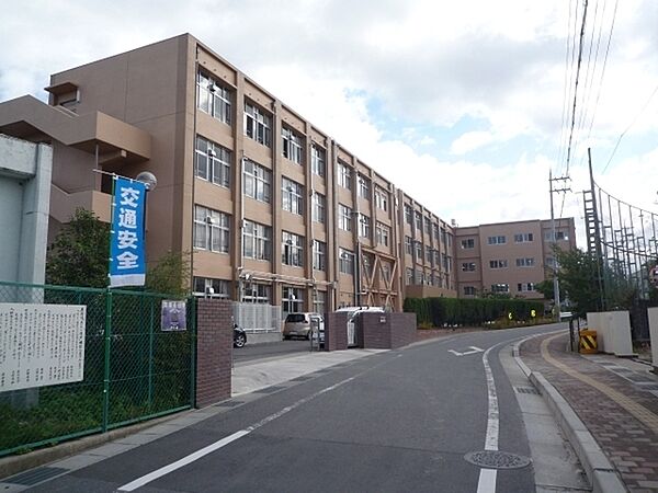 草津市立老上中学校まで1330m
