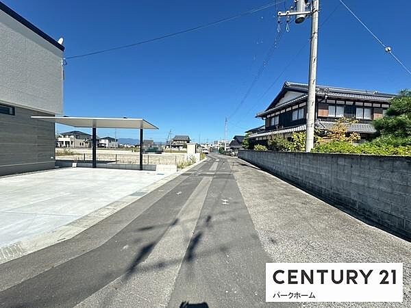 前面道路ゆったり、陽光差し込む住環境