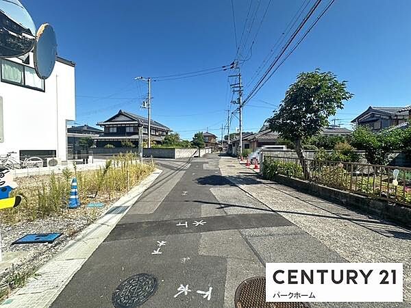 前面道路は見通しがよく、車の切り返しもしやすい間口。