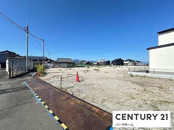 周辺は整った住宅街で、落ち着いた住環境が魅力です。