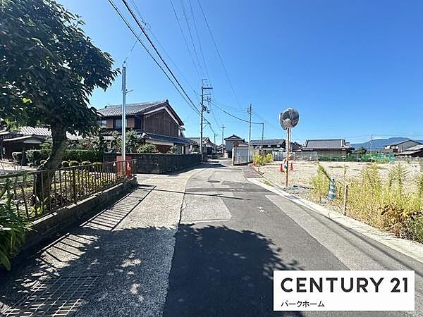 周辺は戸建てが中心の落ち着いた住宅街。新しい街並みと調和する洗練された佇まい