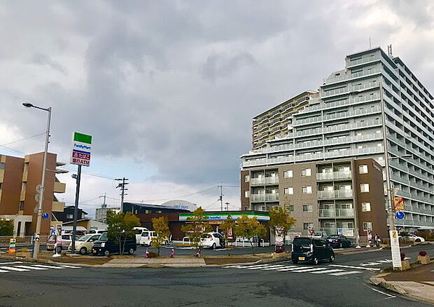 ファミリーマート南草津2丁目店まで400m、24時間営業