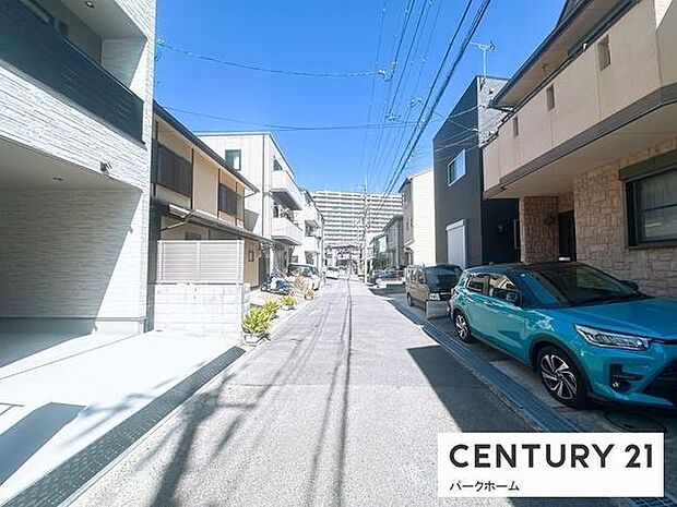 近隣は戸建が建ち並ぶ落ち着いた住環境。生活施設も身近で便利。