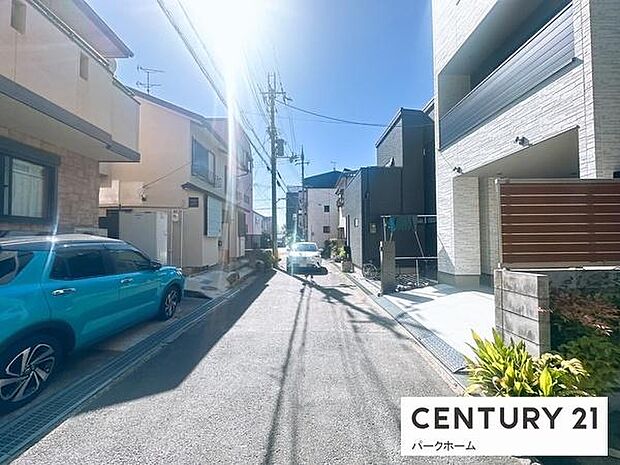 近隣は戸建てが並ぶ落ち着いた街並み。日常の買い物や通学の動線も整えやすいエリアです。
