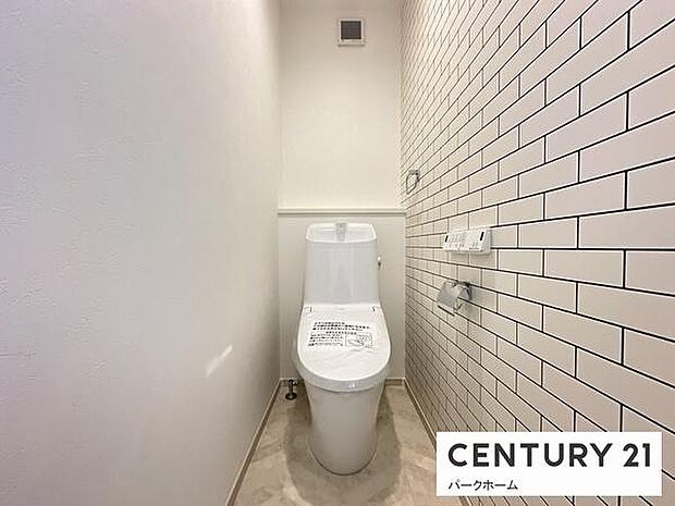 寝室のある2階にもトイレを設置。夜中にわざわざ1階まで降りる手間がなく、足元の暗い夜でも安心です。朝の混雑時も2箇所あればゆとりを持って準備ができ、家族みんなが快適に過ごせます。