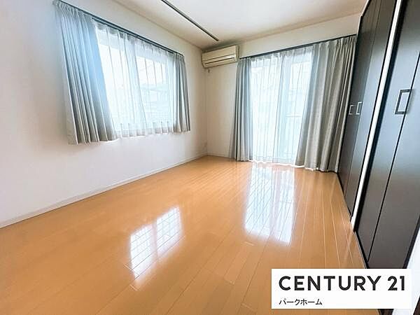 【寝室】広々とした寝室、ベットを並べて子供が小さい間は家族全員で寝れるぐらいの広さ！