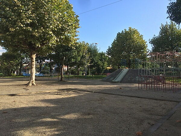 川原小久保児童公園まで888m、住宅街なのにそこそこ大きい公園です。おトイレがあって探さなくても安心です。