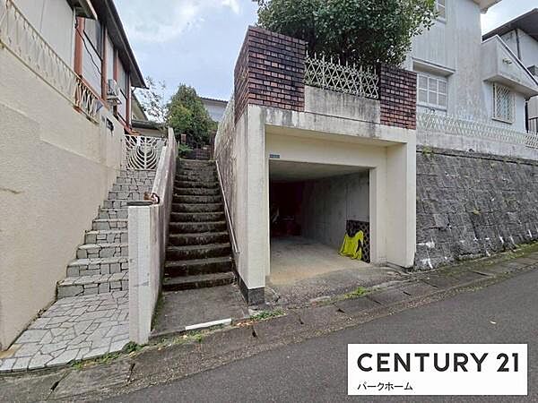 階段のある玄関アプローチ。プライバシーを確保できます。