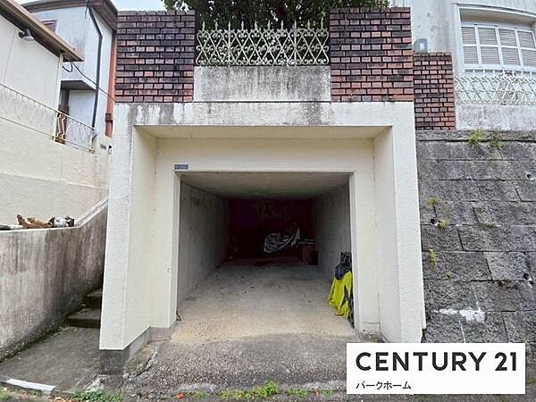 風雨や直射日光から自動車を守ることができる、堀込車庫。