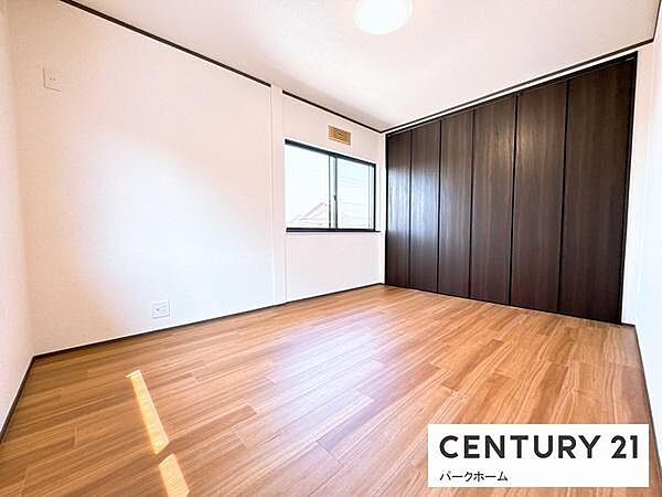 広々とした寝室、ベットを並べて子供が小さい間は家族全員で寝れるぐらいの広さ！