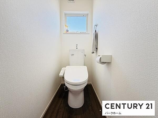 【2階トイレ】2階にもトイレがあります！就寝時に1階まで下りることなくお手洗いが済ませられるので便利です！