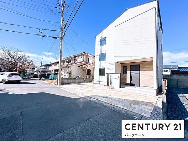 「落ち着いた白基調の外観が印象的な住宅