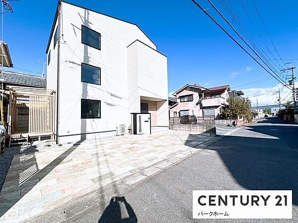 シンプルモダンな外観が魅力の戸建