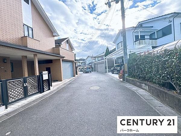 近隣は戸建てが並ぶ落ち着いた街並み。日常の買い物や通学の動線も整えやすいエリアです。
