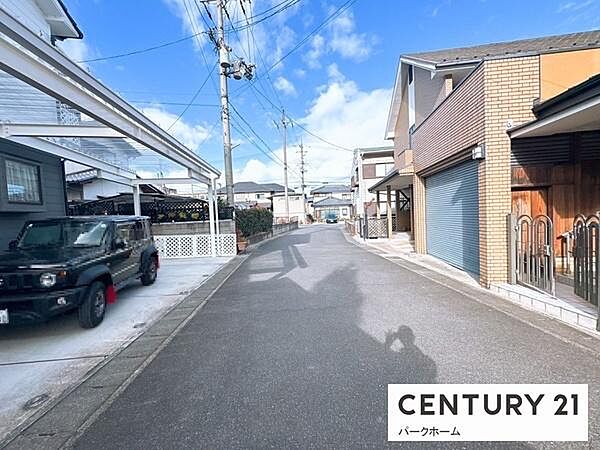 周辺は整った住宅街で、落ち着いた住環境が魅力です。