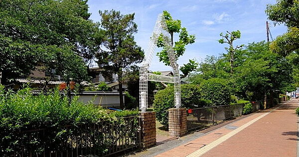呼次松公園まで350m、滑り台・ブランコ・シーソー・うんてい　小さいお子さんの遊べる遊具が揃っていて、キャッチボール程度ならできるであろう広さ