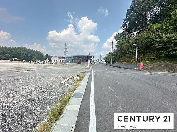 【前面道路】現地前面道路になります。