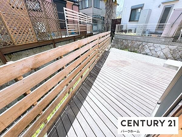 【ウッドデッキ】夏には日向ごっこもできますしバーベキューなどもできます