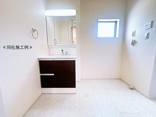 【洗面所】洗面化粧台三面鏡で収納力たっぷりです!
