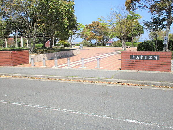 青山中央公園まで640m、野球場、駐車場、トイレもあり、住宅地の一角に自然との触れ会える大津市管理の公園です。