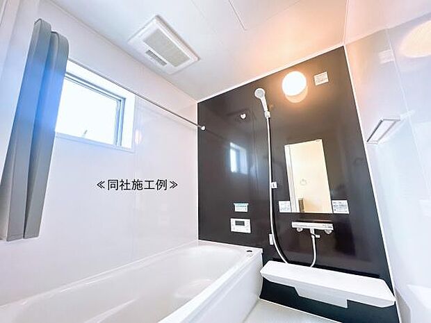 【バスルーム】日々の疲れを癒すバスルームです！浴室暖房乾燥機付きで、季節に合わせた快適なバスタイムを実現！