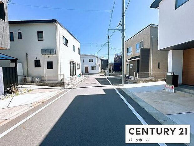 周辺は戸建てが中心の落ち着いた住宅街。新しい街並みと調和する洗練された佇まい