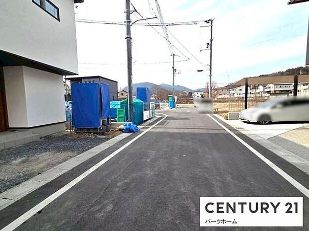 周辺は戸建てが中心の落ち着いた住宅街。新しい街並みと調和する洗練された佇まい（2026年2月6日撮影）