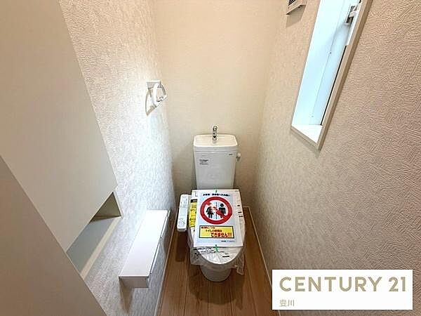 小窓から光が差し込む明るい2階トイレ。温水洗浄便座や手洗い付きタンク、予備のトイレットペーパー等を置けるカウンターも備え快適に使用できます。