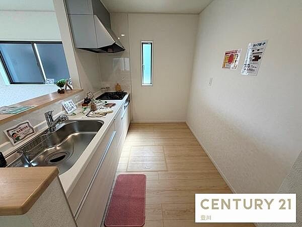作業効率を高めるゆとりあるキッチン背面エリアです。十分なスペースが確保されているため、冷蔵庫はもちろん、お好みのカップボードや家電ラックをすっきりと配置できます。