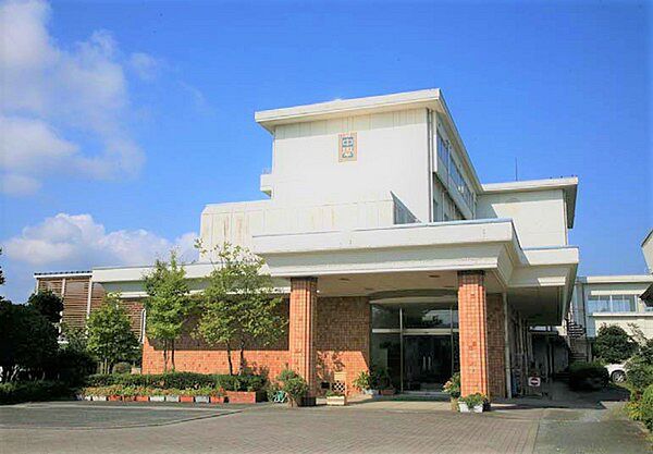 新城市立新城中学校まで1046m