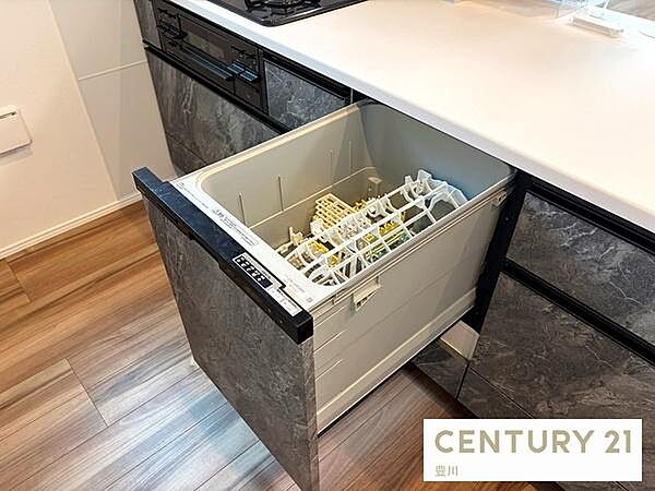 キッチンには、家事の負担を軽減するビルトイン食洗機を標準装備。深型タイプなので、一度にたくさんの食器を洗うことができます。スライドオープン式で、出し入れもスムーズです。
