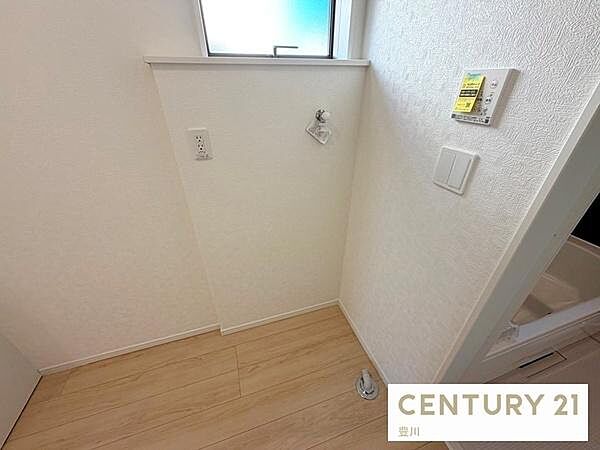 浴室に隣接した使い勝手の良い洗濯機置き場スペース。上部には小窓が配置されており、湿気がこもりやすい洗面室の換気や自然光の取り込みにも配慮されています。