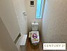トイレ：温水洗浄便座付きの清潔感あふれるトイレです。手洗い付きタンクや小窓を備え、ちょっとした小物を置ける棚も設置されているため快適に利用できます。