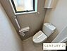 トイレ：2階にも手洗い付きトイレを完備しており、朝の混雑時にも安心です。窓からの採光で明るく、手すりや収納棚を備えた機能的で清潔感のある空間に仕上がっています。