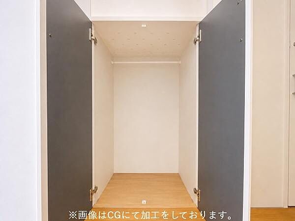 ※画像はCGにて家具を消す等加工をしております。キッチン横にはパントリーとなる収納がございます。飲み物やお米の買い溜めに便利です。