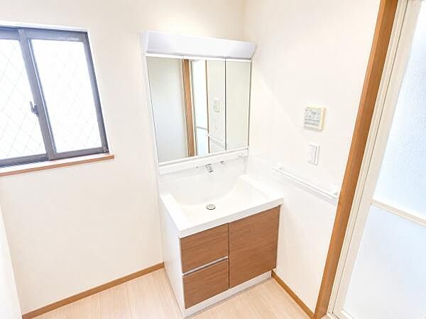 ※画像は家具等を消す加工をしております。使いやすい3面鏡の洗面化粧台です。鏡の裏も収納スペースになっており収納力も