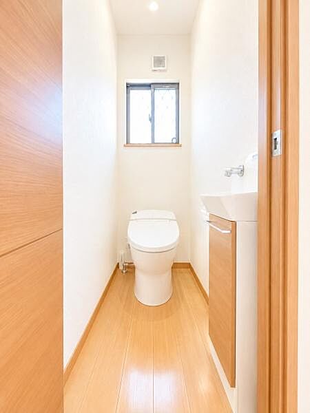 ※画像は家具等を消す加工をしております。タンクレストレイなのでスッキリした空間となっております。手洗い器もついておりますので小物の収納も大丈夫です。