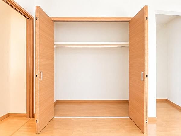※画像は家具等を消す加工をしております。1F洋室収納十分な奥行があり収納力がございます。となりには仏壇も置けるスペースもございます。