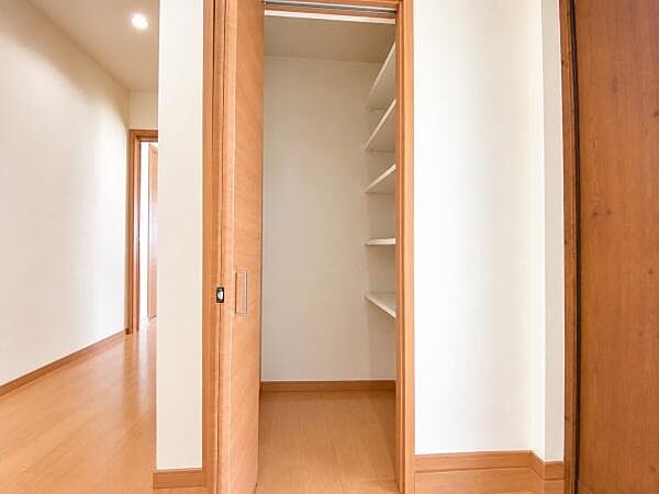※画像は家具等を消す加工をしております。玄関横にはSIC付きなので収まり切れない靴やアウトドア用品など収納ができ、玄関がスッキリします。
