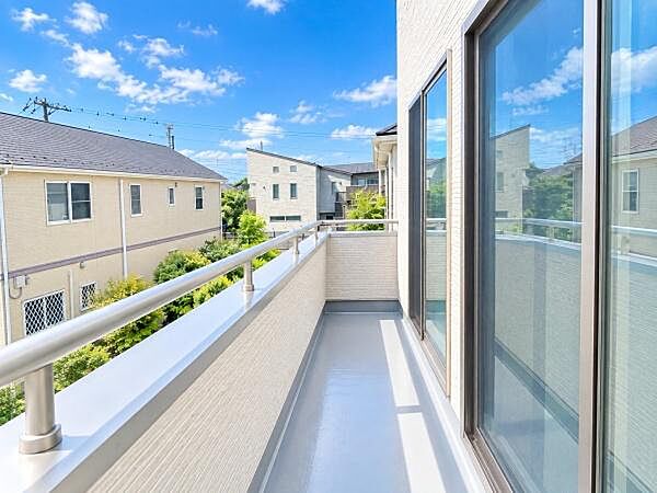 南側のバルコニーです。日当たりが良いので洗濯物も乾きやすいです。天候が悪い日には2Fのファミリースペースで室内干しも可能です。