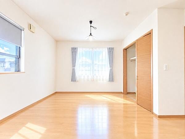 ※画像は家具等を消す加工をしております。2F10帖の洋室です。間仕切りをすれば5帖を2部屋にできるようになっております。