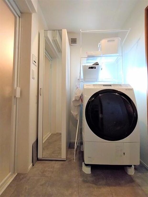 《ランドリー》■ドラム式洗濯機も楽々における、広いパウダールームで朝の身支度も気持ちよくできそう。
