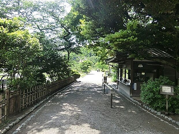 三渓園まで1017m、17.5haの敷地に17棟の日本建築が配置されている。園内にある臨春閣や旧燈明寺三重塔など10棟は重要文化財に指定。