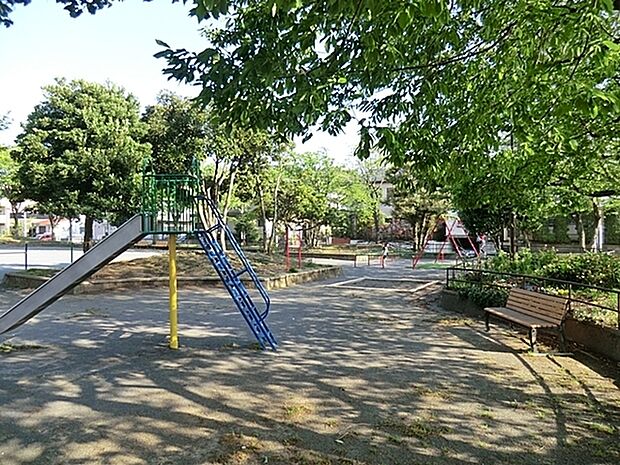 榎戸公園まで449m、大きな広場にブランコ、滑り台、お砂場がある住宅街の中の公園。